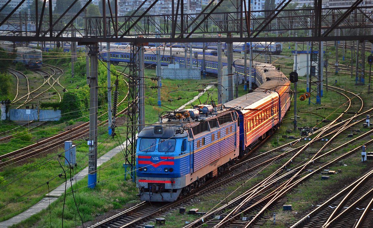 UraSlusar's tweet photo. Електровоз #ЧС4_102 подає потяг на платформ на посадку / Electric locomotive #ChS4-102 delivers train to the platforms for boarding  13.07.2021

#Ukraine #Kyiv #SunSet #Ukrzaliznytsia #UkrainianRailway #Train #Railway #electriclocomotive #Skoda #Skoda52E #Railfan #Trainspotter https://t.co/me8KSyOAEM