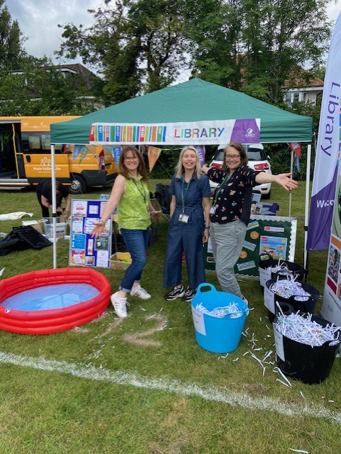 We're back at it for another year! Make sure when visiting #ashteadvillageday you stop off at the Library stand. 
We have hook a duck, lucky dip and more!
<a href="/SurreyLibraries/">Surrey Libraries UK</a>