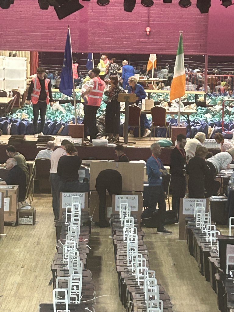 TuamHerald's tweet photo. DIAMOND alert - a diamond ๐ from a ring is suspected to be in Box 302 in the Gort kinvara boxes. Staff are being asked to empty papers in search for the missing gem
#LE24 #galway https://t.co/YgRLFCzq5r