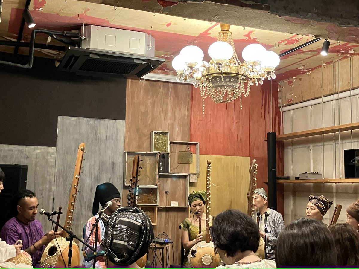 petoramaririn's tweet photo. #kora (アフリカの弦楽器)
を聴きに横浜へ。
#Yacouba Diabate さん
かつて
#sabar サバール(アフリカの太鼓)を習いにいかせていただいたご縁と、先日のラフォルジェルネでもお近づきになりました。
またいつの日か、
アフリカの無声映画
#Tembi
やりたいなぁ。 https://t.co/Nh5gvmzscE