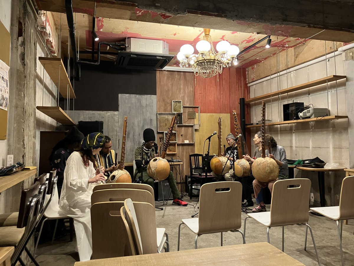 petoramaririn's tweet photo. #kora (アフリカの弦楽器)
を聴きに横浜へ。
#Yacouba Diabate さん
かつて
#sabar サバール(アフリカの太鼓)を習いにいかせていただいたご縁と、先日のラフォルジェルネでもお近づきになりました。
またいつの日か、
アフリカの無声映画
#Tembi
やりたいなぁ。 https://t.co/Nh5gvmzscE