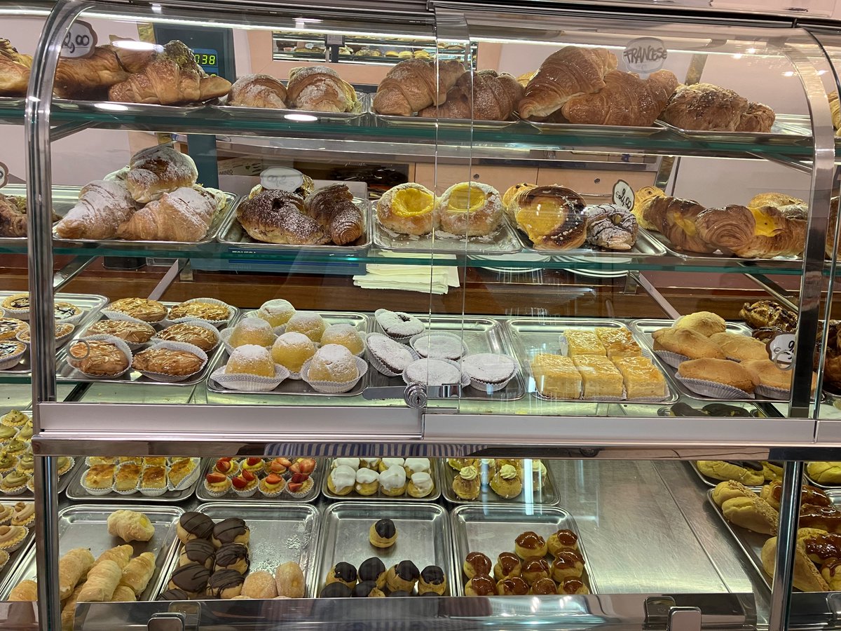 Morning stroll around Forli in warm sunshine prior to diving into the Pre-Raphaelites exhibition this afternoon.