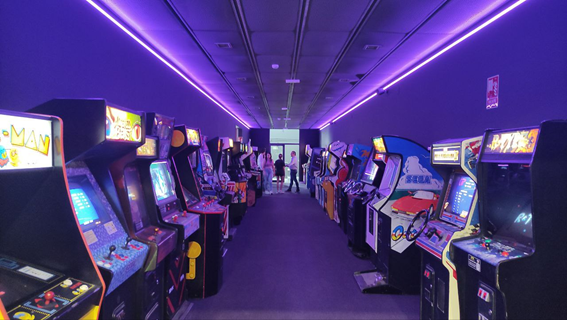 udamaster's tweet photo. Ayer asistí a la pre-inauguración del nuevo @arcade_planet en Bellavista, Sevilla. Queréis un pequeño aperitivo de qué os esperan allí? Este hilo es solo un pequeño adelanto de lo que tienen allí montado. Y perdonad la calidad de las fotos. https://t.co/8wYRsSaX4Y
