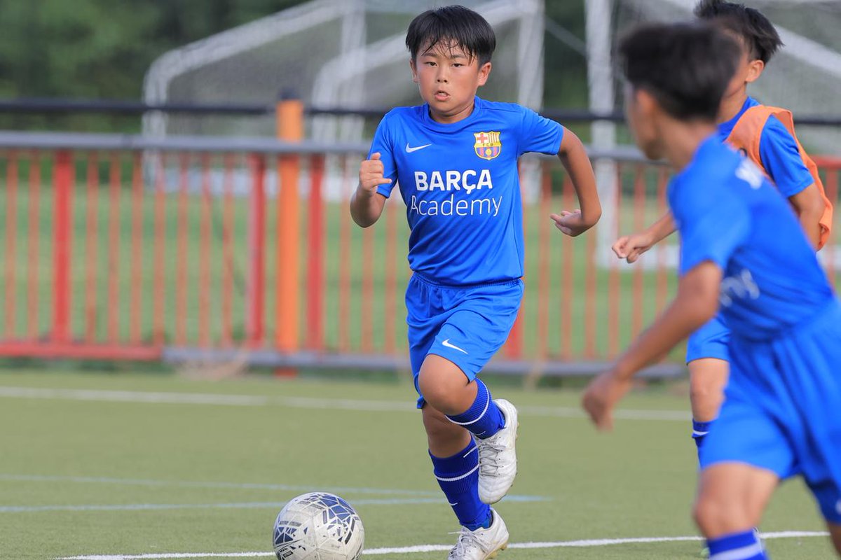 fcbarcelona_jp's tweet photo. ⚽️欧州トップレベルの選手を輩出し続けるバルサメソッドを日本で学べるバルサアカデミーキャンプ！現地バルセロナで行われている最先端のトレーニングを来日したスペイン人コーチ が直接指導。最新のバルサメソッドを学べる唯一のキャンプの日程詳細はこちらから👇 https://t.co/y894nuUFxz https://t.co/YXfWQlLnEC