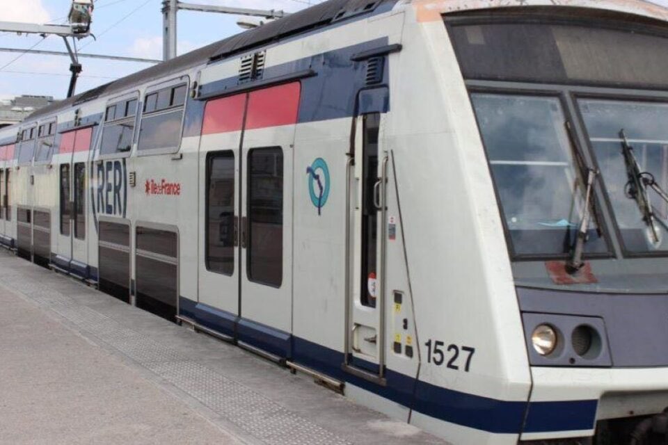 yaya_fch's tweet photo. @RER_A Quand allez vous changer  ces trains de la ligne A ils commencent à se faire vieux surtout qu’il sont sale et le confort a l’intérieur est pas top !! Avez vous une date prévu pour le changement de ces derniers ? https://t.co/dJmtgPQB8U