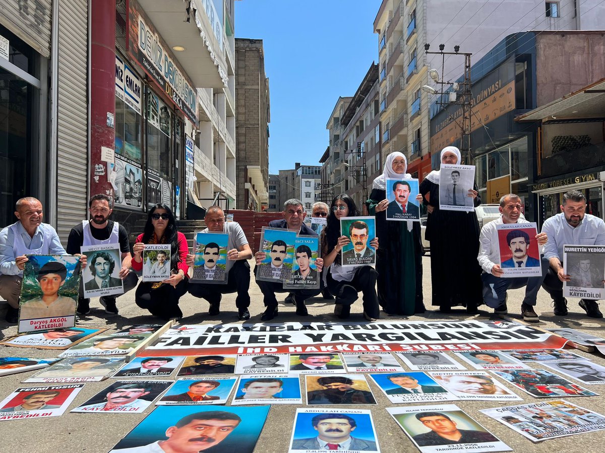 Kayıp yakınları, 800 haftadır Amed’de kayıplarının akıbetini sormaktan vazgeçmedi. 

Bizler de 126. Haftamızda her bir kayıbımızın akıbetini sormaktan, failleri gerekli cezayı alana kadar mücadele etmekten vazgeçmeyeceğimizin sözünü veriyoruz.