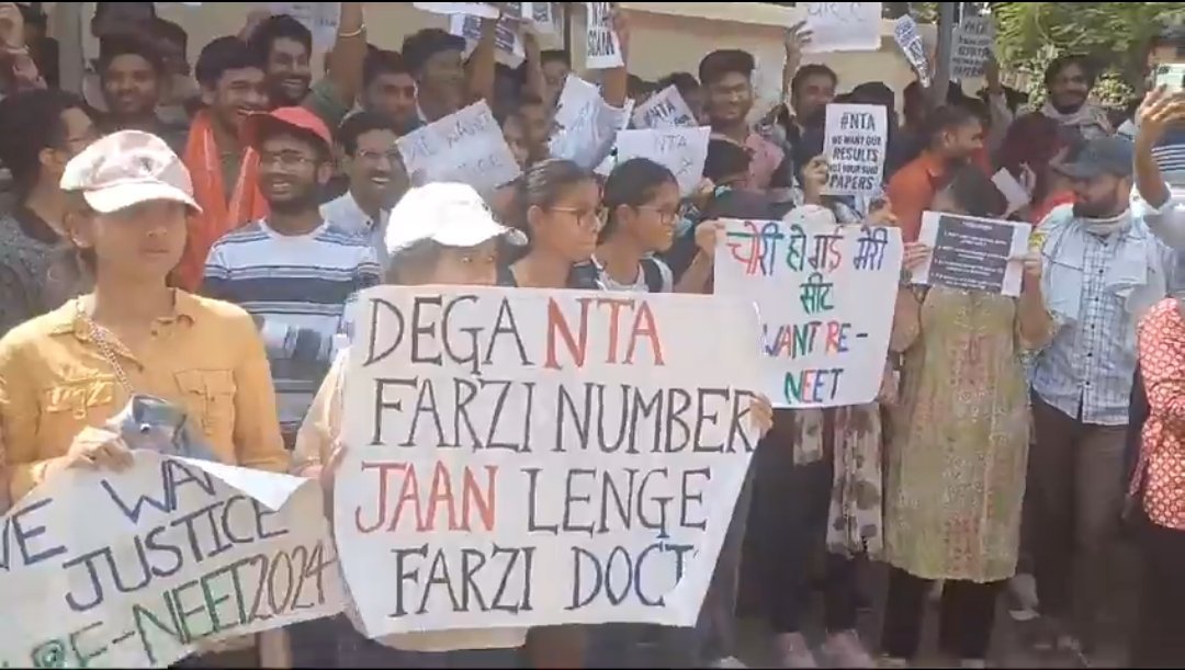 DivineClub01's tweet photo. The students are demanding that the NEET scam be investigated by the CBI and the NEET exam be conducted again. 
#NEET #Nta_scam #NeetUG24Controversy https://t.co/RpTJVwImse