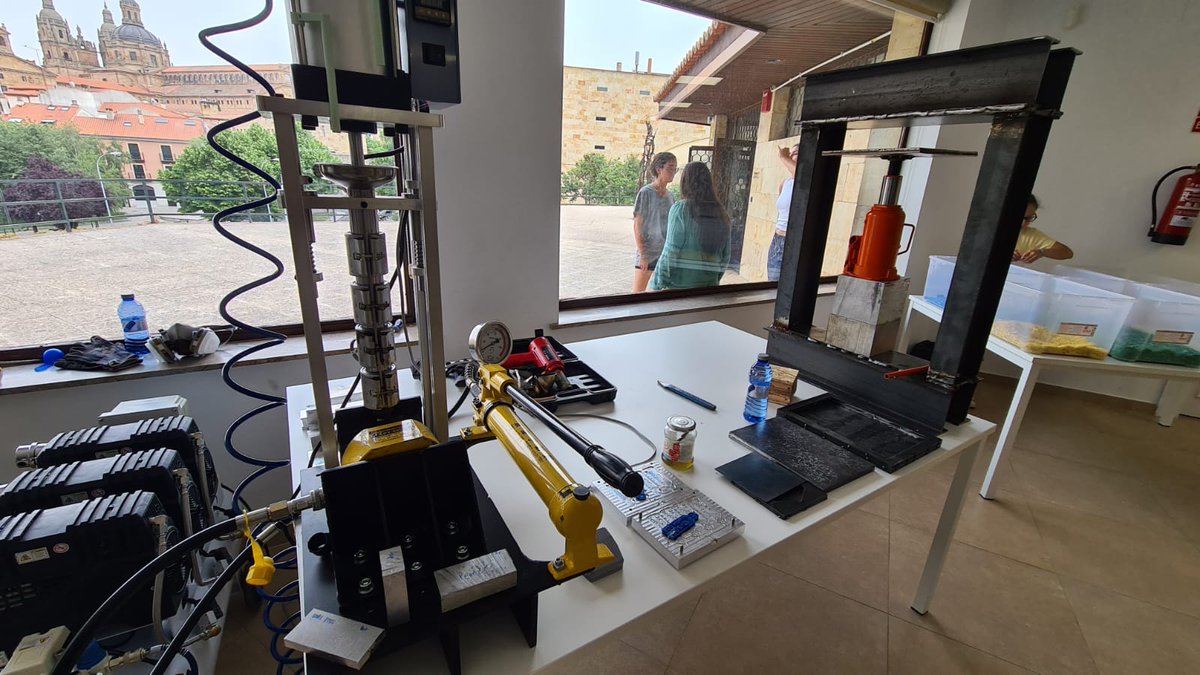 oficinaverde's tweet photo. ♻️ Gracias @ETSII_Bejar y @FabLabUSALBejar por potenciar la investigación en el ámbito de la #Sostenibilidad y acercar el conocimiento a la sociedad. Seguiremos trabajando desde la gestión y la gobernanza para que proyectos como #EcoIngeniaUsal sigan creciendo. Ayer en Peñuelas👇 https://t.co/XSsc534WrF