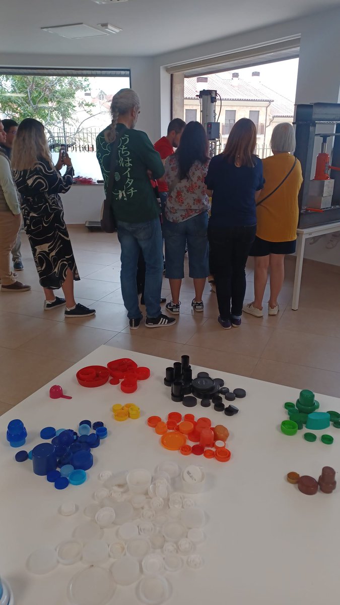 oficinaverde's tweet photo. ♻️ Gracias @ETSII_Bejar y @FabLabUSALBejar por potenciar la investigación en el ámbito de la #Sostenibilidad y acercar el conocimiento a la sociedad. Seguiremos trabajando desde la gestión y la gobernanza para que proyectos como #EcoIngeniaUsal sigan creciendo. Ayer en Peñuelas👇 https://t.co/XSsc534WrF