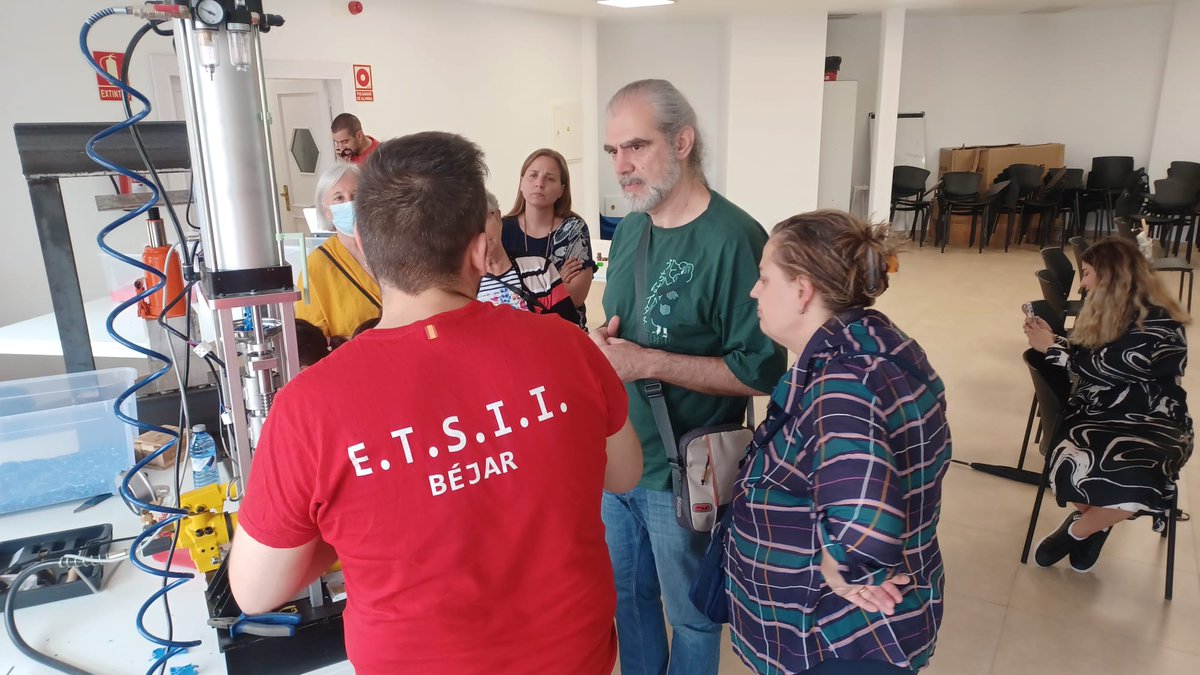 oficinaverde's tweet photo. ♻️ Gracias @ETSII_Bejar y @FabLabUSALBejar por potenciar la investigación en el ámbito de la #Sostenibilidad y acercar el conocimiento a la sociedad. Seguiremos trabajando desde la gestión y la gobernanza para que proyectos como #EcoIngeniaUsal sigan creciendo. Ayer en Peñuelas👇 https://t.co/XSsc534WrF