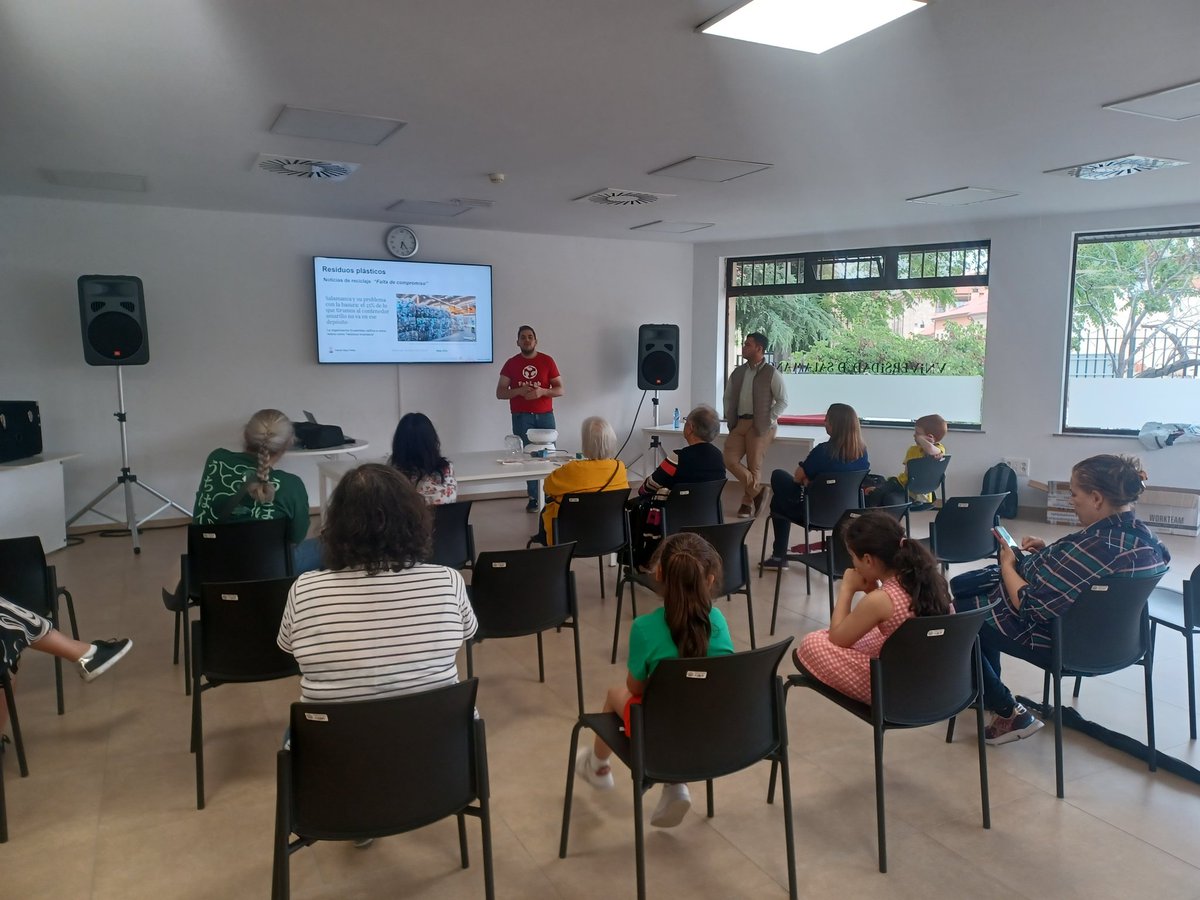 oficinaverde's tweet photo. ♻️ Gracias @ETSII_Bejar y @FabLabUSALBejar por potenciar la investigación en el ámbito de la #Sostenibilidad y acercar el conocimiento a la sociedad. Seguiremos trabajando desde la gestión y la gobernanza para que proyectos como #EcoIngeniaUsal sigan creciendo. Ayer en Peñuelas👇 https://t.co/XSsc534WrF