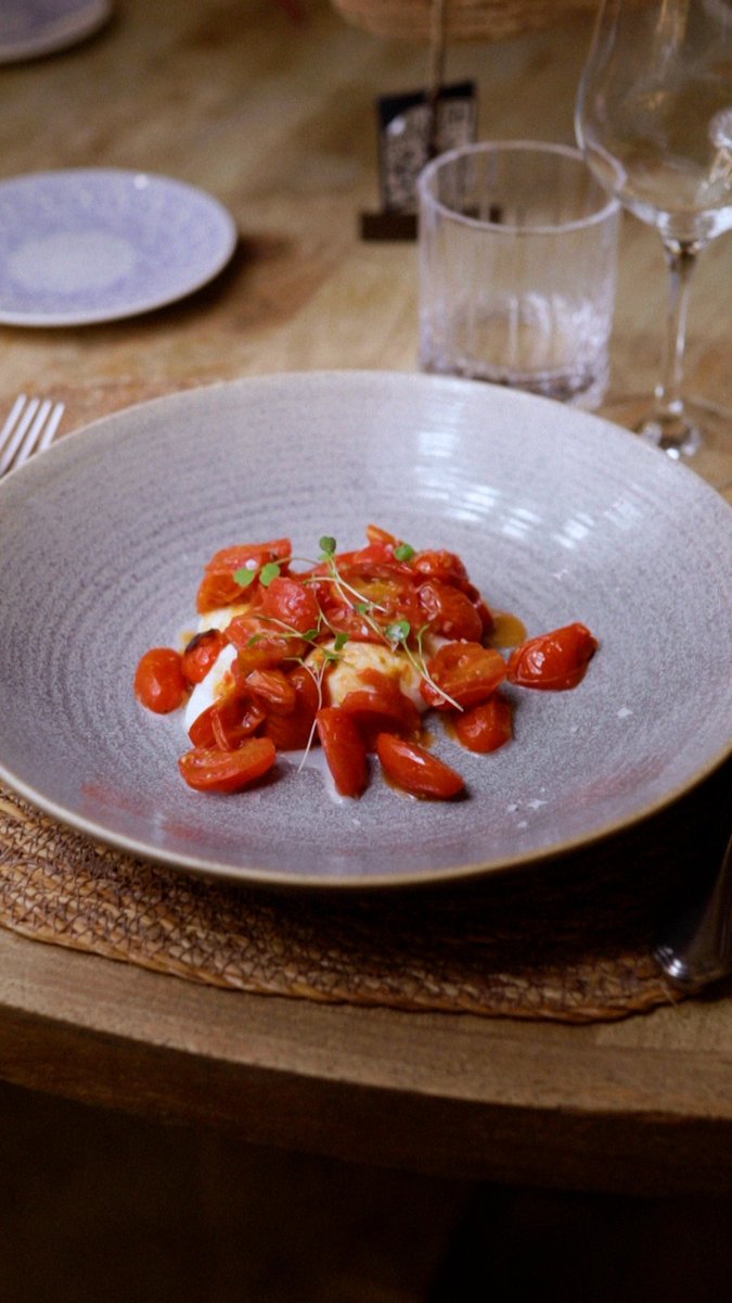 Ensalada templada de burrata trenzada con brotes de rúcula y tomatitos cherry salteados.
Platos muy veraniegos, perfectos para este tiempo. ¡Así los preparamos!

C/ Fernando el Santo, 25, Madrid.
Reservas: restaurantevoraz.com

#comerenmadrid #restaurantesmadrid