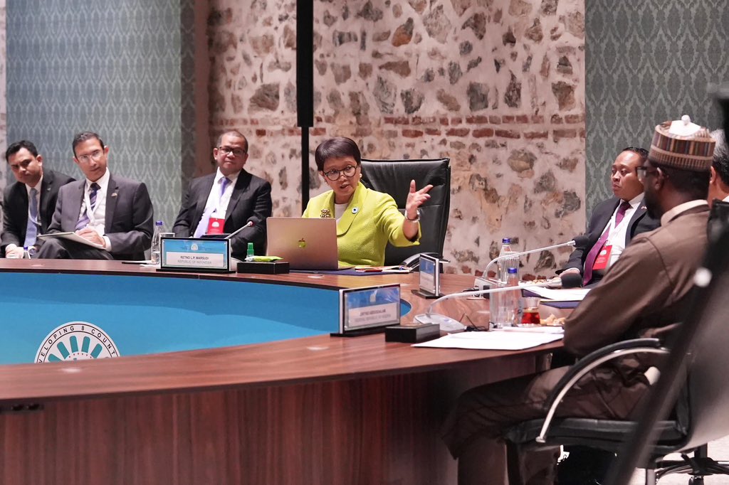 Menlu_RI's tweet photo. While working towards realizing a ceasefire in #Gaza, @D8org must also push for:

1️⃣ unhindered humanitarian assistance
2️⃣ support the work of UNRWA
3️⃣ the increase recognition for the State of #Palestine
4️⃣ support Palestine’s full membership in the UN https://t.co/03RFuFBsoM