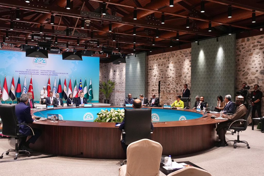 Menlu_RI's tweet photo. While working towards realizing a ceasefire in #Gaza, @D8org must also push for:

1️⃣ unhindered humanitarian assistance
2️⃣ support the work of UNRWA
3️⃣ the increase recognition for the State of #Palestine
4️⃣ support Palestine’s full membership in the UN https://t.co/03RFuFBsoM