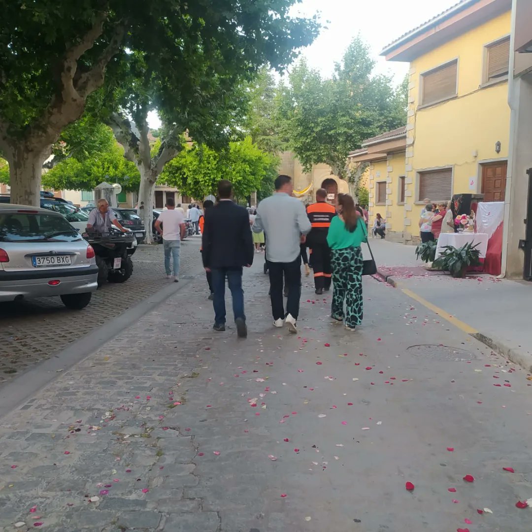 Pcbomberosvla's tweet photo. Os dejamos algunas fotos de la procesión del Corpus, a su paso por las calles de la villa.

#proteccioncivillaadrada#lasprotescuentan #LaAdrada #proteccioncivil #corpus https://t.co/V0qpxft4yl