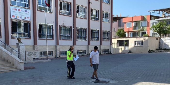 bpthaber's tweet photo. Aydın'da bir genç, kimliğini okul bahçesindeki mazgala düşürdüğü için sınava giremedi. https://t.co/UtK7yvd4At