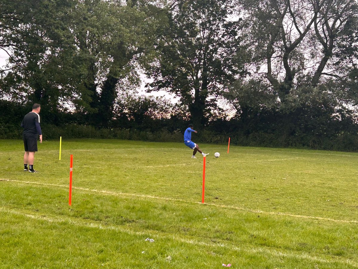 Weeksy09's tweet photo. A week of sessions completed with @EdwinEssel10. Really enjoying working with Edwin again. Working hard, but with smiles on our faces! Sessions will start to ramp up next week, with an 👀 on the future. https://t.co/jmo1FPizvy