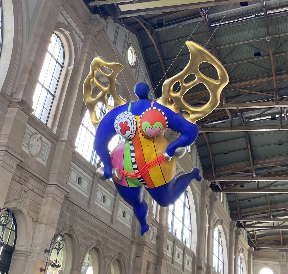 PD_at_work's tweet photo. The things you see when you travel by train. Niki de Saint Phalle, Zürich HB. #metdetreinnaarRome  #traintravel https://t.co/wL5vmQujlP