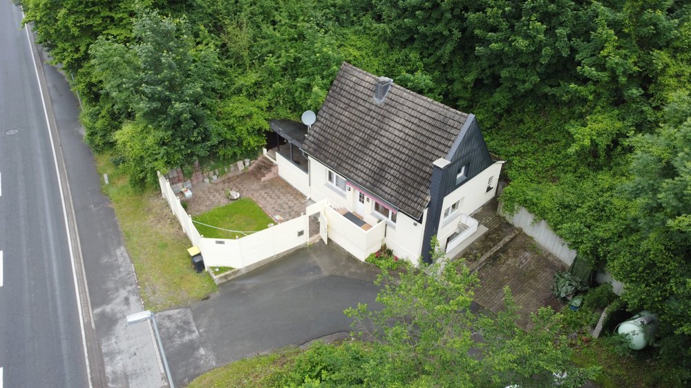 niels_dieckmann's tweet photo. Neuer Tag - neue #Immobilie
HEUTE: #Einfamilienhaus im #Hönnetal zwischen #Menden #Hemer #Balve
Objekt-Nr.: 1641
Wohnfläche: 92 m²
Kaufpreis: 142.000,- €
Käuferprovision: 3,57% inkl. MwSt.
Info:
👇
https://t.co/cihMcUglJW
Youtube Video
👇
https://t.co/AzXE04Iagr
#oberrödinghausen #lendringsen #hüingsen #felsenmeer #deilinghofen #Neuenrade #sauerland #märkischerkreis