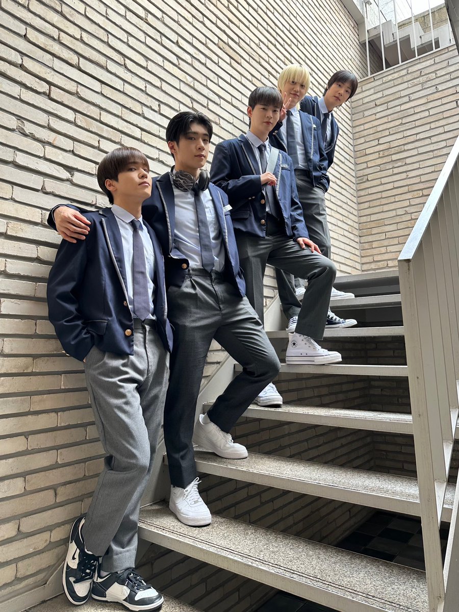 ONF_members's tweet photo. [#온앤오프 #ONF] 민균아 빨리와 학교 가야지🤓 https://t.co/Nnmms10c41