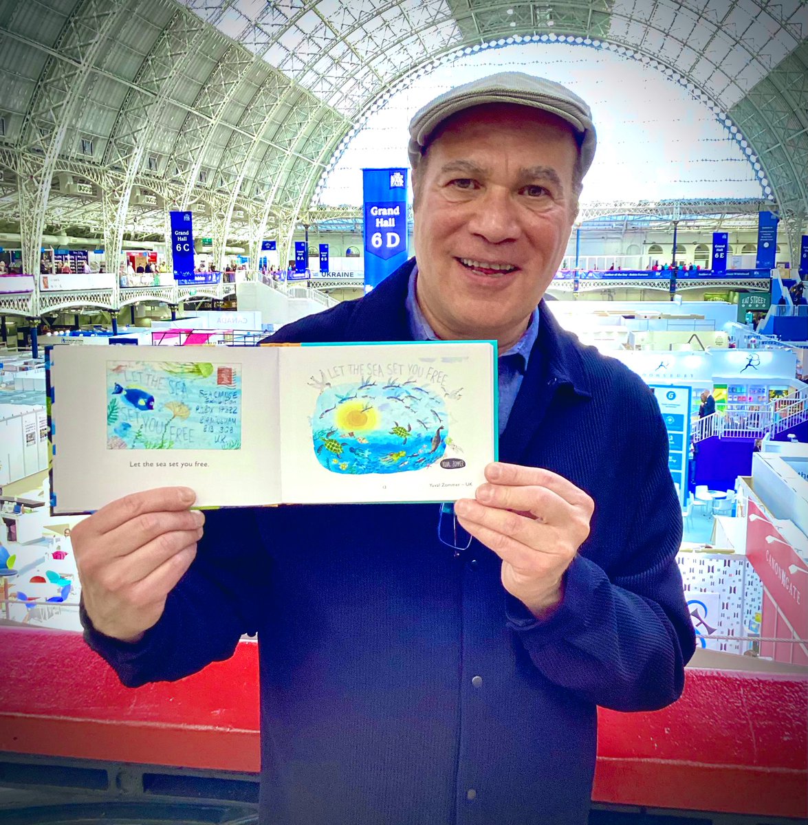 yuvalzommer's tweet image. 🌊 Happy #WorldOceanDay ! 🌊
Celebrate with Sea Change - A collection of original postcards and messages from 50 illustrators across the world, working to celebrate and protect the precious life in our oceans.
Available from otterbarrybooks.com
@OtterBarryBooks 
#SeaChange