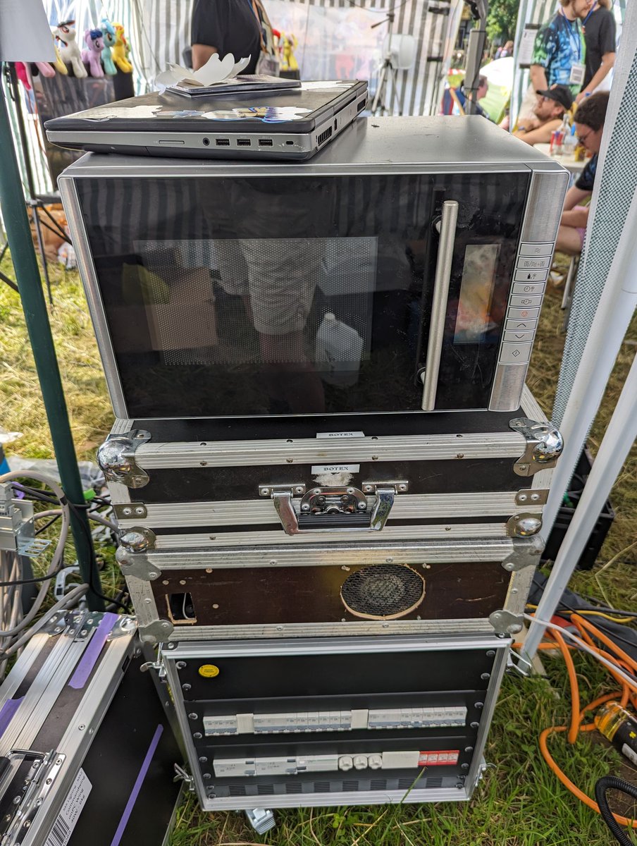 AnNyTr3e's tweet photo. and here we have an old school grandMA 1 with the must have FOH-microwave just next to it https://t.co/zkYth6SPas