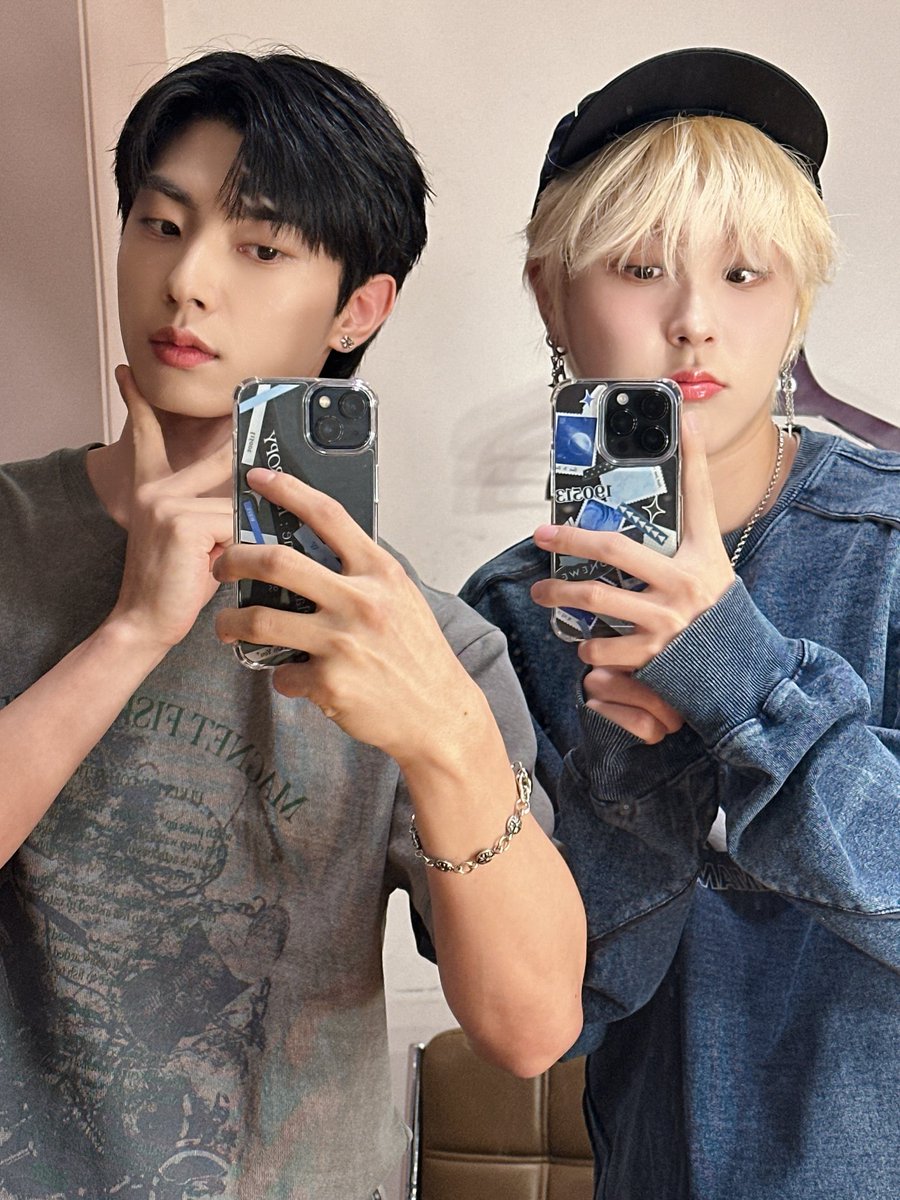 BUNONG_WE's tweet photo. 최애즈 잘생김 영원하길..💜💙 https://t.co/3tva06T6dC