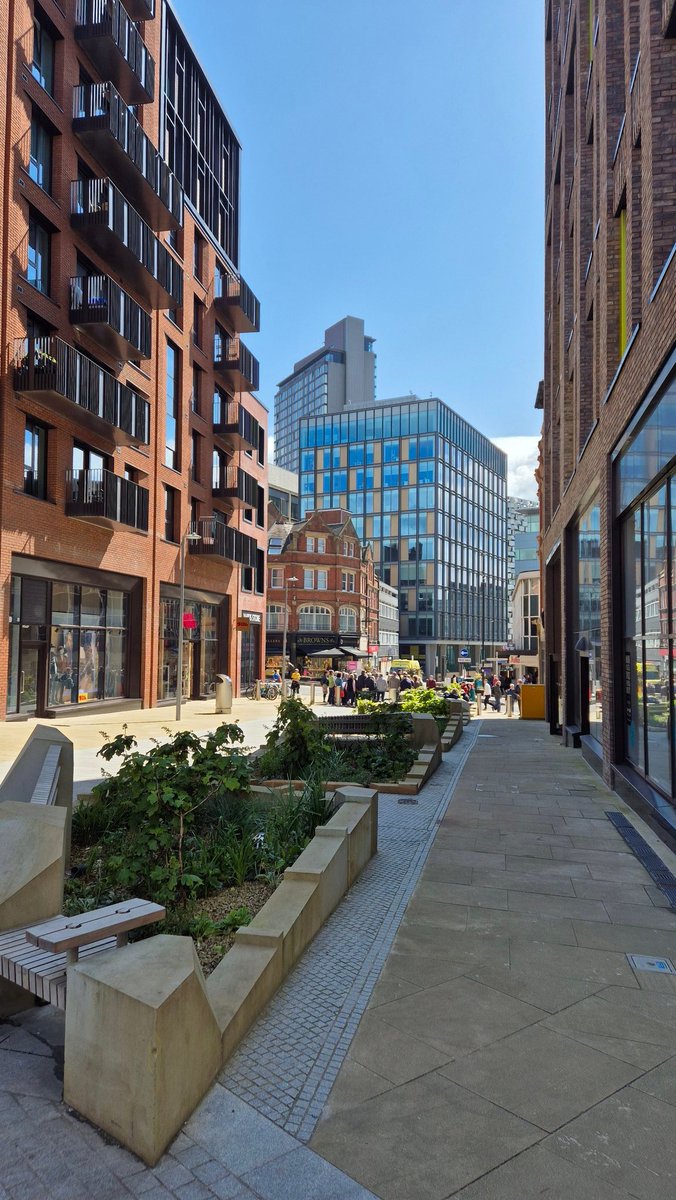 Sheffield's looking good in the Saturday sunshine 👌