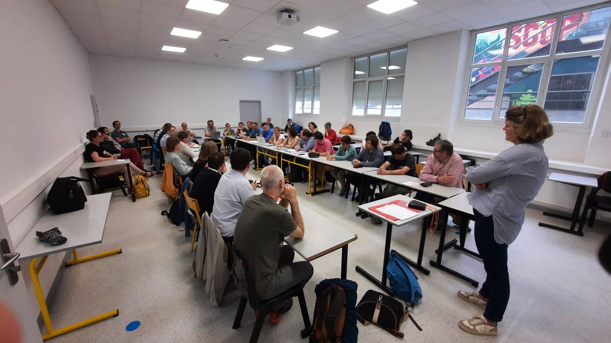 Journées UPS à @GrenobleINP - #UGA.

Après les réunions disciplinaires qui ont ouvert la journée, table ronde "Compétences et métiers d'avenir. L'ingénieur·e du monde de demain".

Enjeux écologiques, transition énergétique, ...
" Les ingénieurs sont des catalyseurs de solutions "