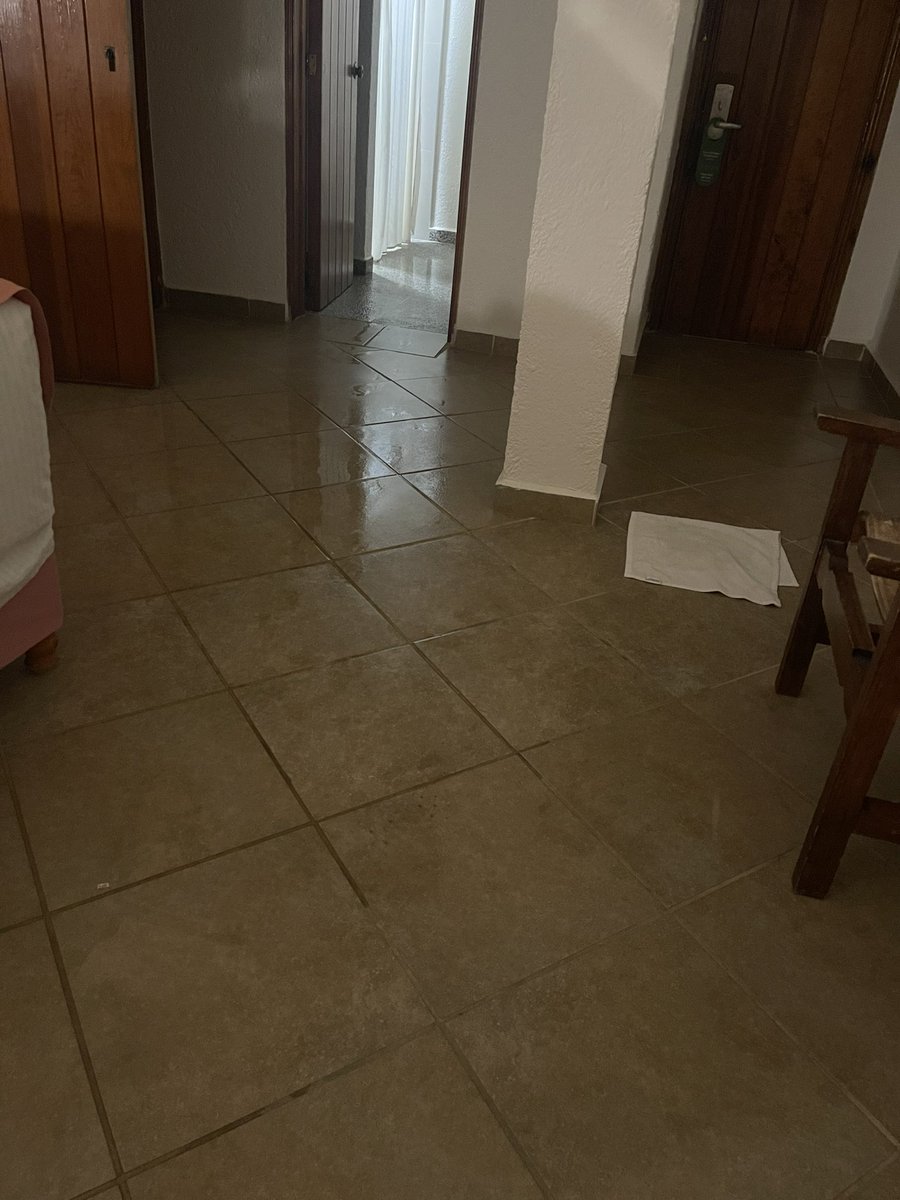 AlexRodriguez_S's tweet photo. @Hoteles_Mision en Gto la lluvia no se queda afuera …. muy mal, muy mal ! https://t.co/4fh1Fmj5oj