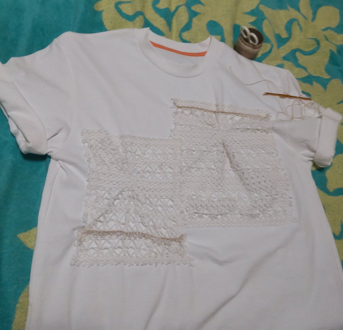 emikozou's tweet photo. 買ったＴシャツ…洗濯ネット入れて洗うと既製品アミアミ部分が…ホツレはじめて^^;あーやってもーたー！((汗))なんとか着用できないかぁ〰脳裏にうかぶ、よくお皿の金継ぎとやらをこのＴ子に自力で施したのです✨Gパンのようにボロボロのところが味わい深い😆自分で納得すればよし(๑•̀ㅂ•́)و✧ https://t.co/6qCRacfIuT