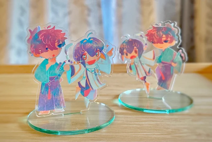 個人用に作ったアクスタ届いてました印刷屋さんが入れてくださった予備 ラベルのマスコットさん同じポーズしてて可愛い…✿ 