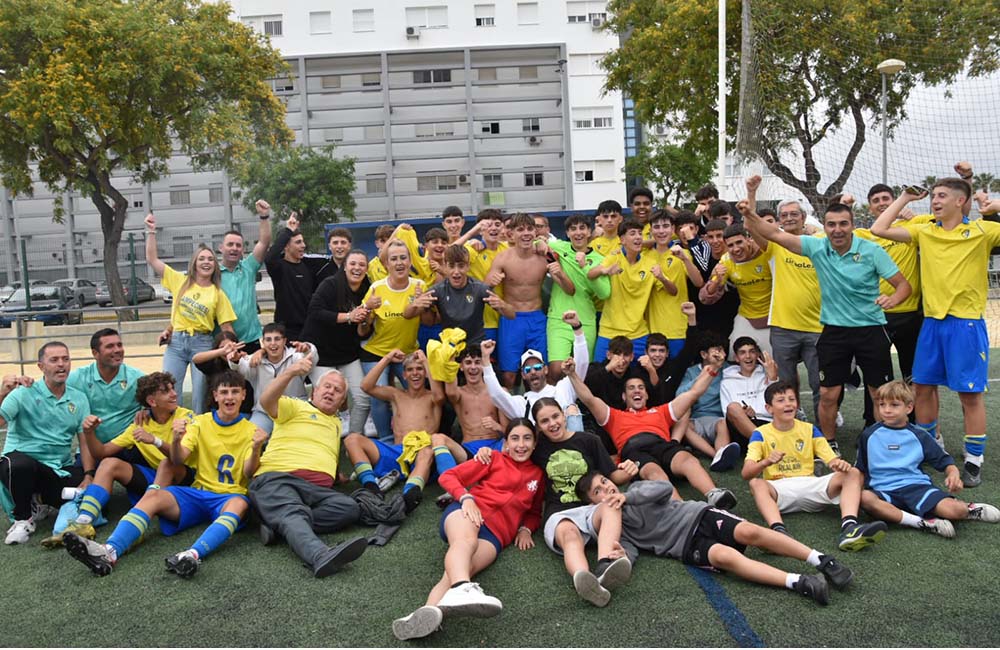 El Cadista de la Isla logra el ascenso a la Segunda Andaluza cadete tras el empate (3-3) de este viernes en el fortín del Trasmallo y donde perdía 3-1 al descanso.
Crónica en deportedelaisla.com
deportedelaisla.com/2024-06-08/fut…
Fotos: JOSEBOB