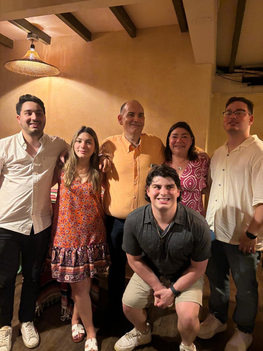 Feliz 21 a este cuarteto que nos cambio la vida por completo. De mas esta decirles lo orgulloso que me siento de verlos convertidos en adultos de bien. X muchos años + llenos de salud, felicidad y amor. Los amo. Lo mejor de tener hijos es verlos crecer, aunque es tambien lo peor.