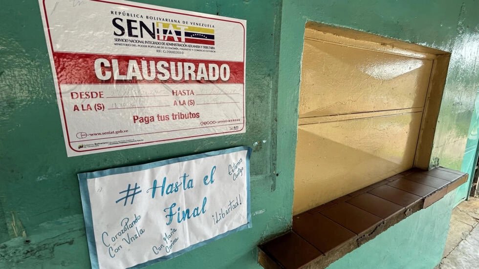 LuisFlorido's tweet photo. Yo quiero felicitar a Maduro y a su gobierno, porque en serio, nos están ayudando y mucho en la campaña.
Cada alcabala que colocan,
cada comercio que cierran,
cada moto que confiscan,
cada derecho violado,
son más razones para votar masivamente por @EdmundoGU este #28J
#VanBien https://t.co/SKF8FjB9Vf