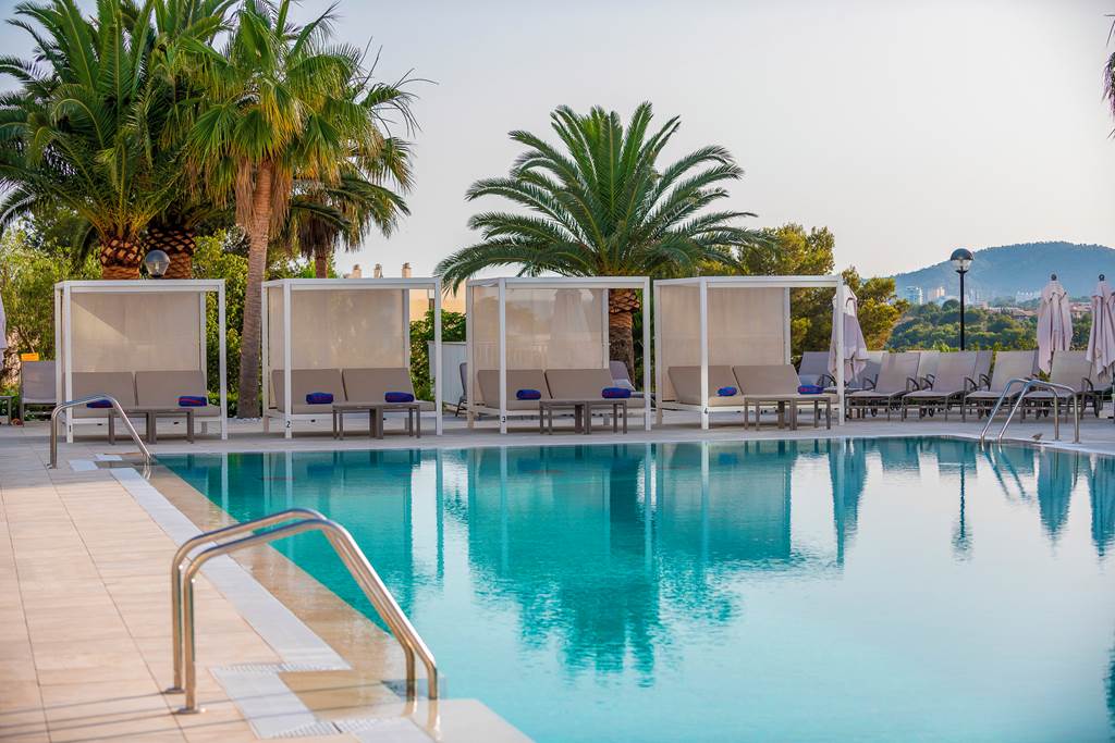 AcombTravel's tweet photo. Adult Only Summer Sun  - 4* Tomir Portals Suites

🌞☀ Get ready for a sun-soaked, adult-only summer getaway! 🌴
🌊 Escape to the stunning 4* Tomir Portals Suites in Majorca, where you can indulge in relaxation a.....

 - View Further Details :: https://t.co/u2Qh3hhfjp https://t.co/uw4EDcSm5m