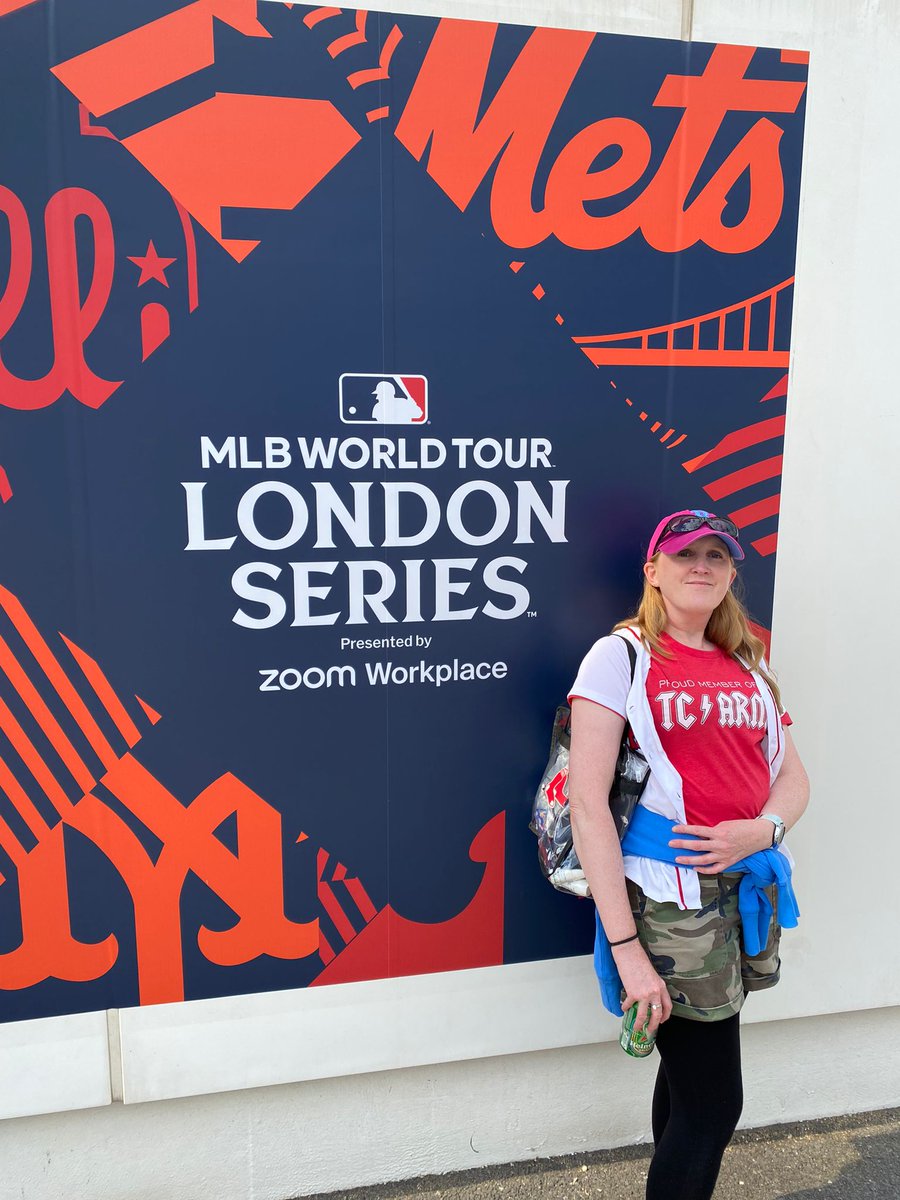 LisaMottram's tweet image. At the MLB London Series for Mets and Phillies and I thought it was a good opportunity to wear my TC Army t-shirt. @TomCaron