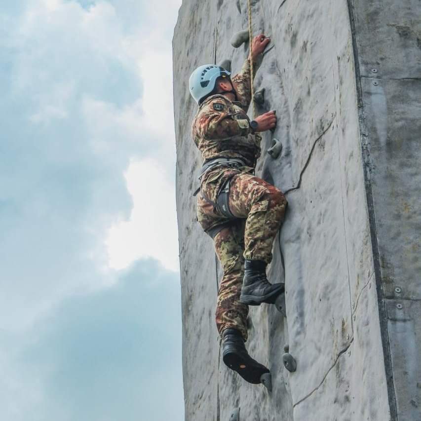 Esercito's tweet photo. Il corso da pattugliatore scelto rappresenta una grande sfida.
Dopo cinque settimane, si acquisiscono le competenze tecnico-tattiche per affrontare un’attività di pattuglia e migliora la preparazione psico-fisico-attitudinale, abituando il soldato ad operare in ogni contesto.

#EsercitodegliItaliani #AlserviziodelPaese