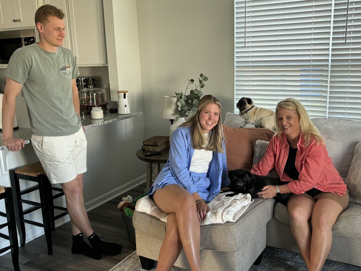 DarylChandler's tweet image. Made a quick trip to Columbia on our way back from the beach to see Madison and Bryce! So happy for Bryce for passing all his exams and is now officially a licensed pharmacist!