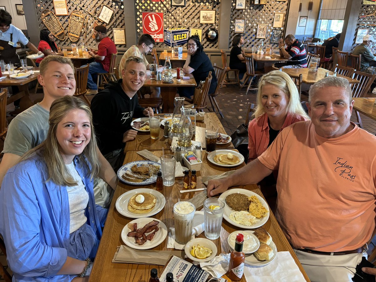 DarylChandler's tweet image. Made a quick trip to Columbia on our way back from the beach to see Madison and Bryce! So happy for Bryce for passing all his exams and is now officially a licensed pharmacist!