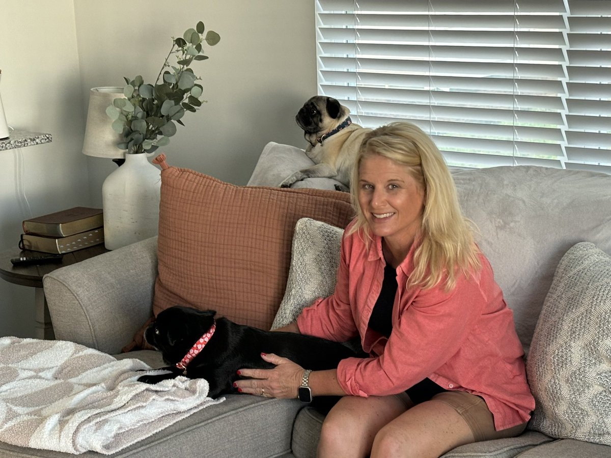 DarylChandler's tweet image. Made a quick trip to Columbia on our way back from the beach to see Madison and Bryce! So happy for Bryce for passing all his exams and is now officially a licensed pharmacist!