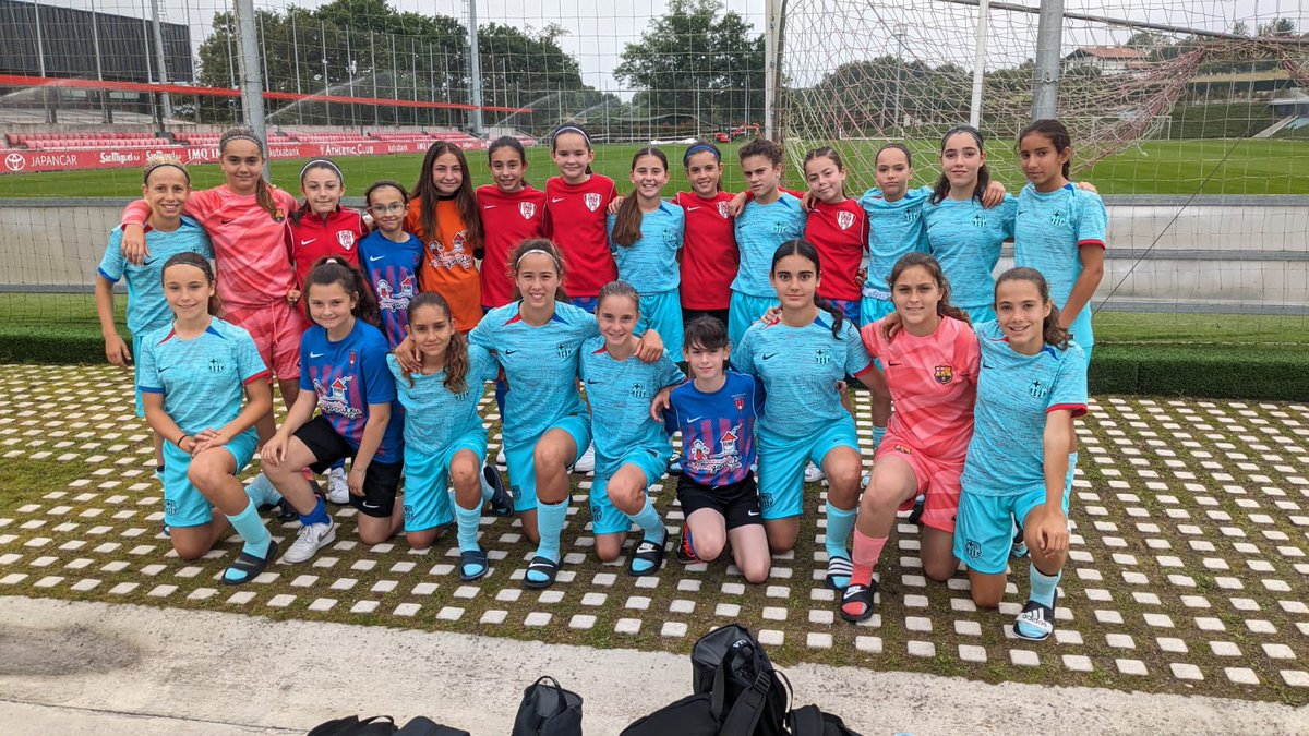 🔝🏆 El Leioako Alevín está disfrutando estos días en la AC Cup 

#AupaLeioaBETI 💙❤️ #AupaLeioako