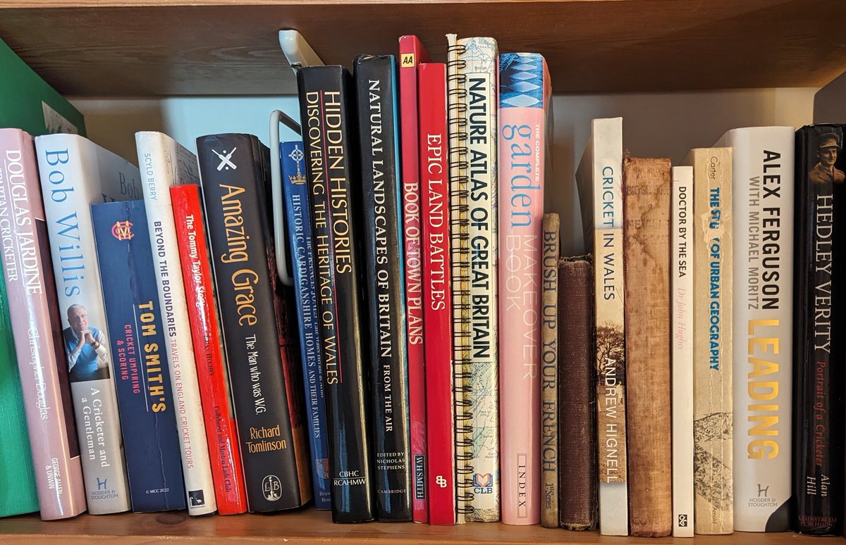 RobinVarls's tweet photo. Random picture of part of my book shelves. A good chunk of my life there. https://t.co/Ua1FUpaZAe