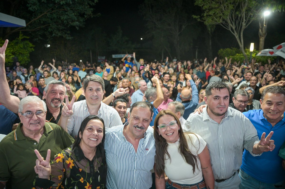 QuintelaRicardo's tweet photo. Comparti un hermoso momento en Barranqueras con un grupo de intendentes de Chaco, algunos de ellos muy jóvenes, pero todos con un fuerte compromiso con el bienestar de su gente. 
Los municipios son la parte del Estado que esta en mayor en contacto con los vecinos y vecinas, atendiendo las necesidades básicas de los pueblos para el desarrollo en comunidad, y la unión de todos y todas podrá ayudar a la gestión de sus ciudades, a resolver las problemáticas de la comunidad con una mirada moderna e innovadora pero siempre cercana a la gente y atenta a sus demandas.
Celebro la creación de estos espacios para reconstruir nuestro movimiento y continuar trabajando en unidad por el futuro de todos y todas.