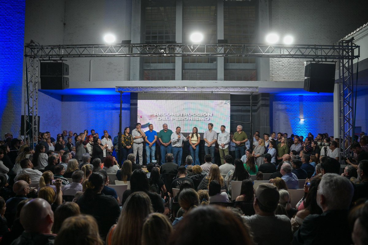 QuintelaRicardo's tweet photo. Comparti un hermoso momento en Barranqueras con un grupo de intendentes de Chaco, algunos de ellos muy jóvenes, pero todos con un fuerte compromiso con el bienestar de su gente. 
Los municipios son la parte del Estado que esta en mayor en contacto con los vecinos y vecinas, atendiendo las necesidades básicas de los pueblos para el desarrollo en comunidad, y la unión de todos y todas podrá ayudar a la gestión de sus ciudades, a resolver las problemáticas de la comunidad con una mirada moderna e innovadora pero siempre cercana a la gente y atenta a sus demandas.
Celebro la creación de estos espacios para reconstruir nuestro movimiento y continuar trabajando en unidad por el futuro de todos y todas.