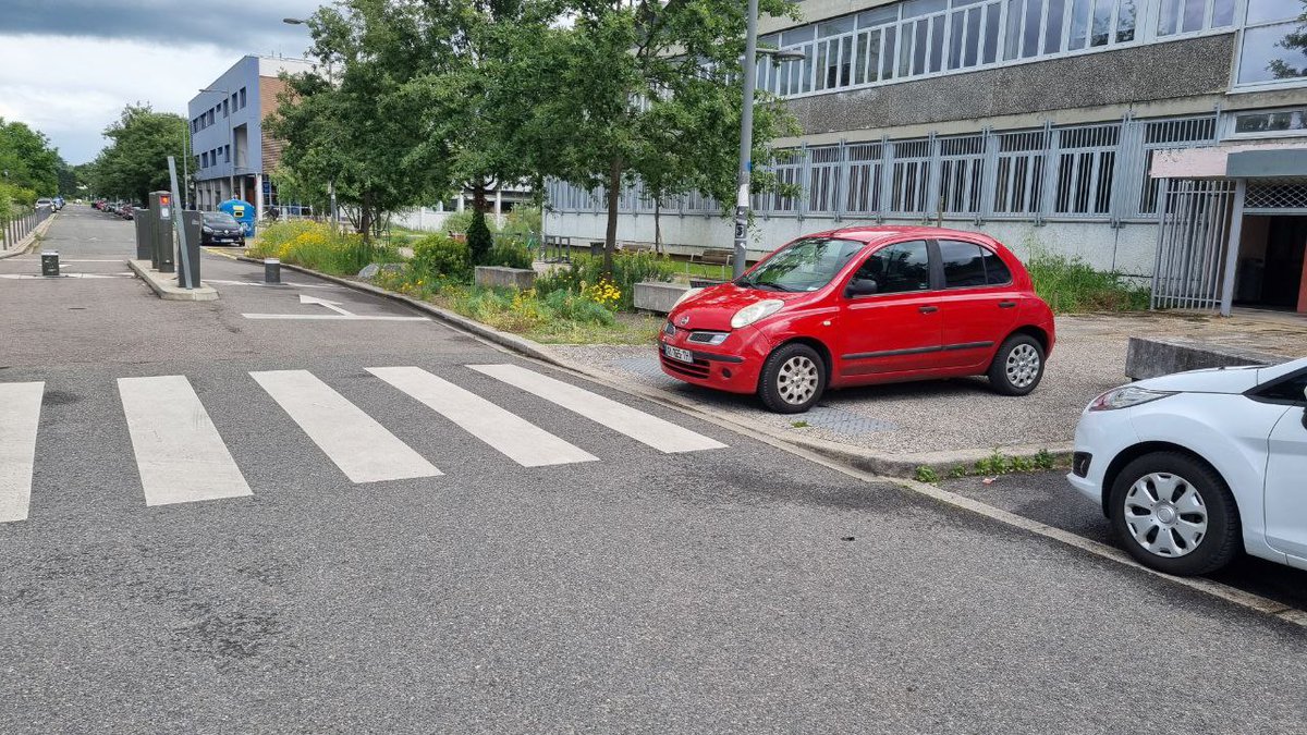 LadouaV's tweet photo. Comportement irrespectueux et potentiellement dangereux alors qu'il y a des places toujours libres à 300m @UnivLyon1 @insadelyon https://t.co/wNq2keT0dd
