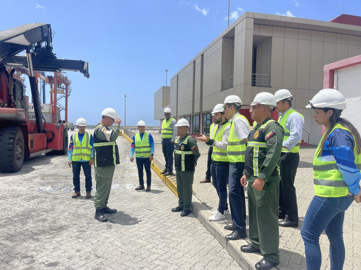leonardojqh's tweet photo. Visita institucional al Puerto Marítimo de la Guaira y Bolipuertos por parte de delegación de la Dirección de Operaciones de la Aduana de Francia, la Superintendencia Nacional Antidtogas (SUNAD) y el Comando Nacional Antidrogas de la Guardia Nacional Bolivariana #IntegrarEsVencer https://t.co/mwuGRgEqtV