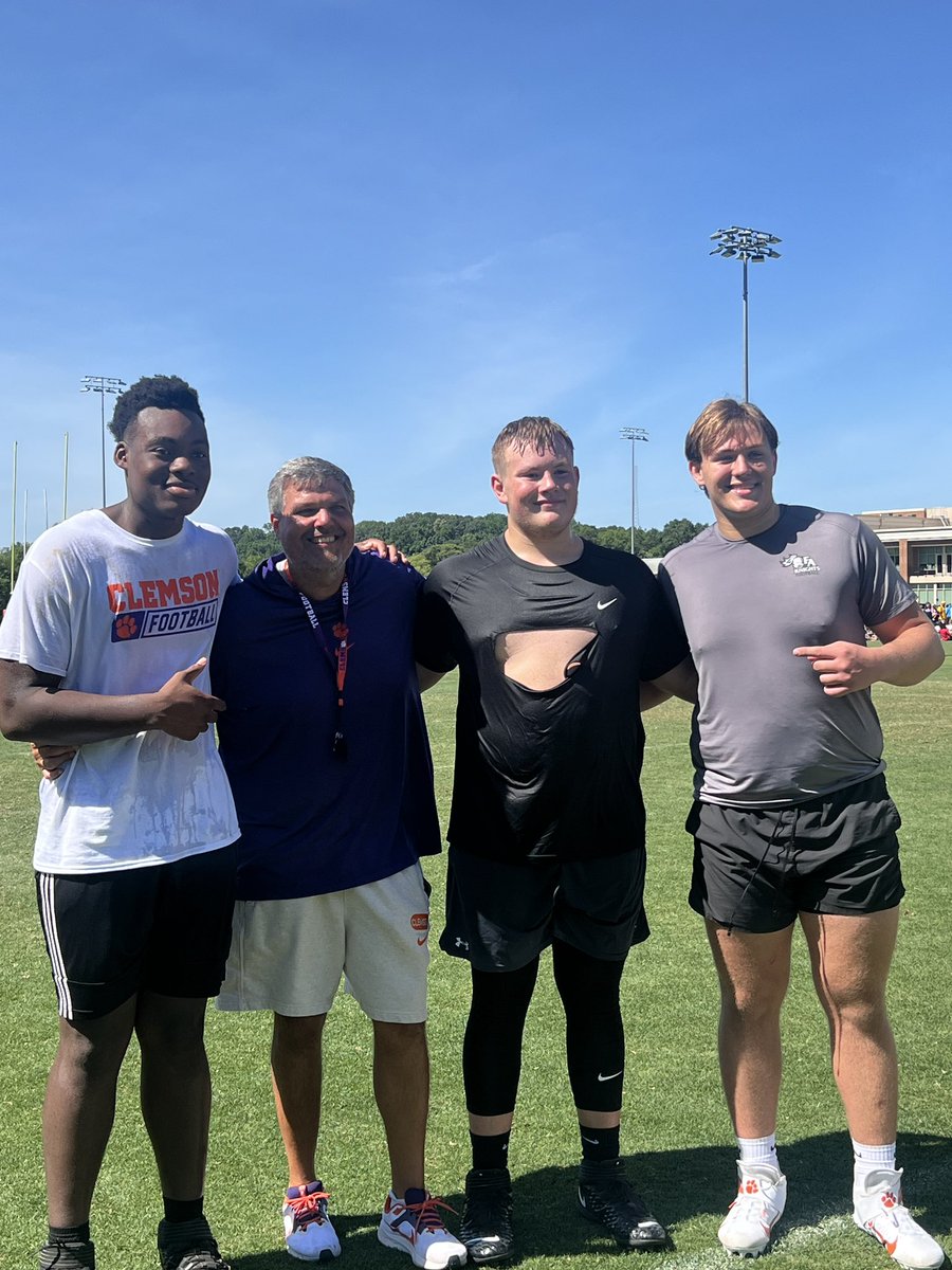 ekene_ogboko's tweet photo. Had a great camp weekend @GamecockFB and @ClemsonFB @CoachMattLuke @CoachTeasley @_CoachGreene_ https://t.co/utDeTKqJxJ