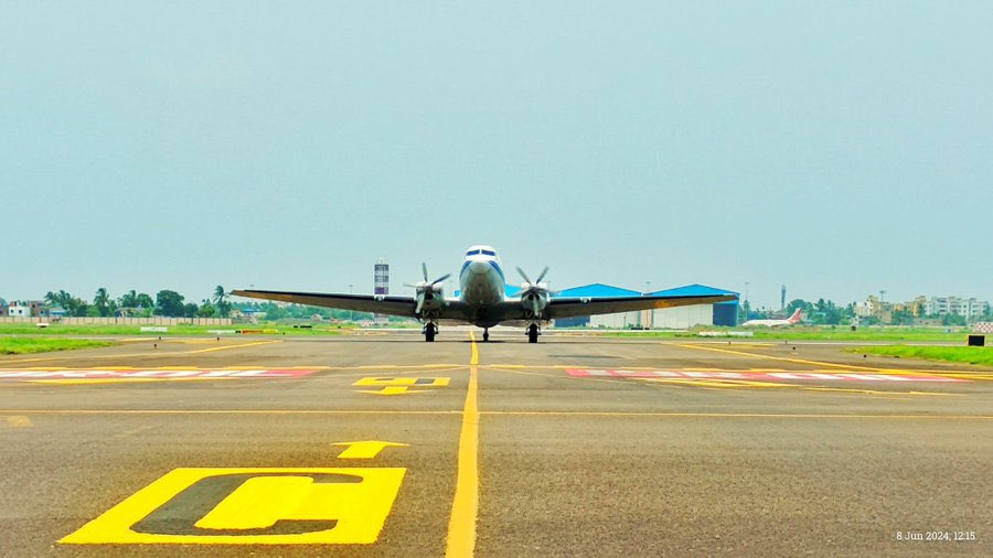 SreyashiDey's tweet photo. A rare sighting of the #DC3T at @aaikolairport.
A modernized variant of the iconic #Douglas DC-3, a revolutionary aircraft from the 1930s that played a key role in #WWII, the DC3T remains a celebrated aircraft in aviation history. https://t.co/UUPa9YNefC
