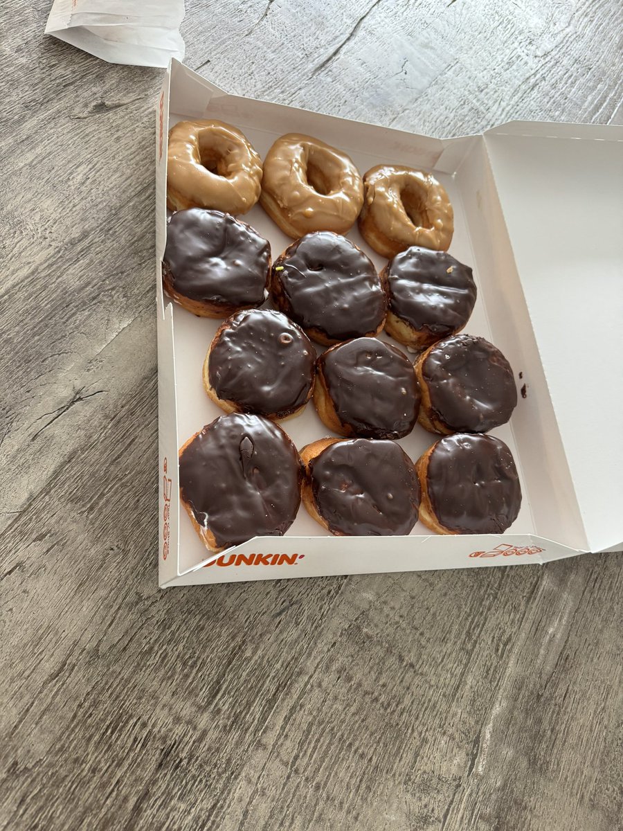 pricebl's tweet photo. @dunkindonuts when we chose the “surprise me” option to get donuts delivered this is not what I expected.  Nine of the exact same donuts???   Someone is very lazy or evil!!  My kids were expecting variety… https://t.co/rM44IzAQkl